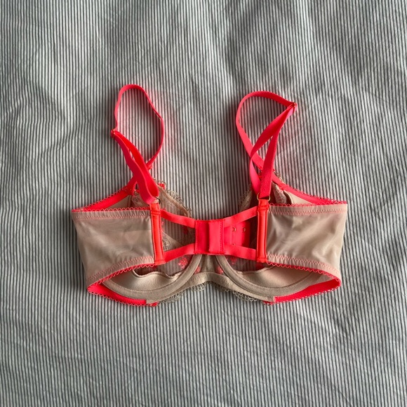 Victoria’s Secret Lace Bra BNWOT - Picture 3 of 4